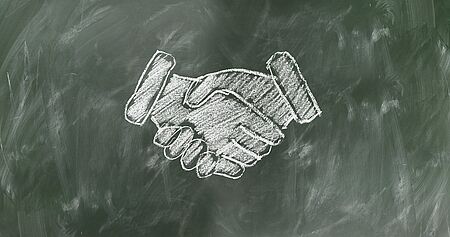 Handshake mit Kreide auf Tafel gemalt
